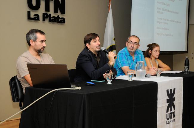 De izquierda a derecha: Dr. Matías Fernández, Decano Mg. Ing. Luis Ricci, Dr. Ing. Gerardo Botasso y Srta. Eliana Salinas